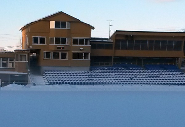 Fana stadion kledd i hvitt.